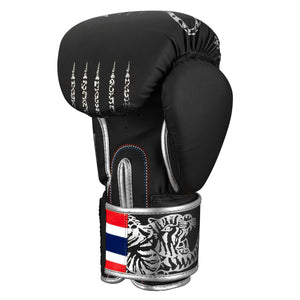Silberne Muay Thai Boxhandschuhe, ideal für das Training von Thaibox-Techniken und Sparring. Kombiniert modernes Design mit traditioneller Handwerkskunst aus Thailand.