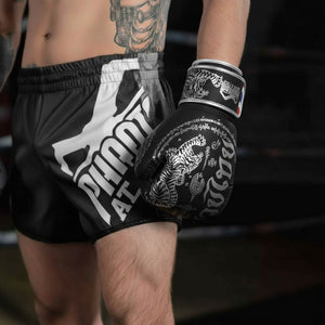 Phantom Athletics Boxhandschuhe in limitierter Silber-Edition – inspiriert von traditionellen Sak Yant-Tattoos. Ideal für intensives Muay Thai-Training und Sparring.