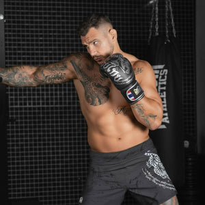 Elegante Muay Thai Boxhandschuhe von Phantom Athletics mit silbernem Design und thailändischen Symbolen – bieten hervorragenden Schutz und Komfort.