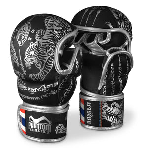 Hochwertige Sparring-Handschuhe von Phantom Athletics in Schwarz und Silber. Perfekte Kombination aus robustem Design und optimaler Dämpfung für Muay Thai-Training.