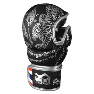 Die Phantom Muay Thai Sparring-Handschuhe Black Silver bieten professionellen Schutz und Halt. Leicht, strapazierfähig und ideal für Training und Wettkampf.