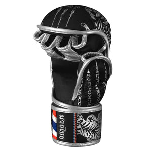 Stylische Phantom Sparring-Handschuhe für Muay Thai in Schwarz mit silbernem Design. Entwickelt für maximalen Komfort und Sicherheit beim Kampfsport.