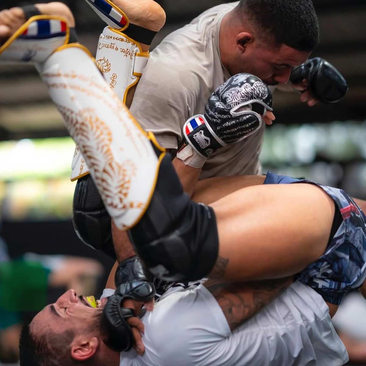 Mit ihrem eleganten Schwarz-Silber-Design vereinen diese Boxhandschuhe Stil und Funktionalität. Sie sind ideal für Sparring, Techniktraining und Padsessions im Kampfsportalltag.