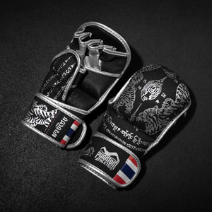 Phantom Sparring-MMA Handschuhe in Schwarz mit silbernen Akzenten, speziell für Muay Thai entwickelt. Bieten hervorragenden Schutz und Komfort für intensives Sparring.