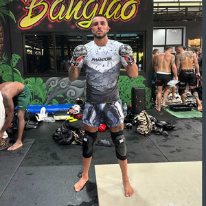 Die Sparring Gloves Muay Thai Black Silver von Phantom Athletics bieten optimalen Schutz und Komfort für intensives Muay Thai- und Boxtraining. Hochwertige Polsterung und ergonomische Passform sorgen für Sicherheit bei jedem Schlag.