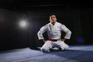 Phantom Athletics BJJ Gi in Weiß mit hochwertiger Verarbeitung für den täglichen Einsatz im Kampfsport. Atmungsaktiv, widerstandsfähig und auf maximale Leistung im BJJ ausgelegt.