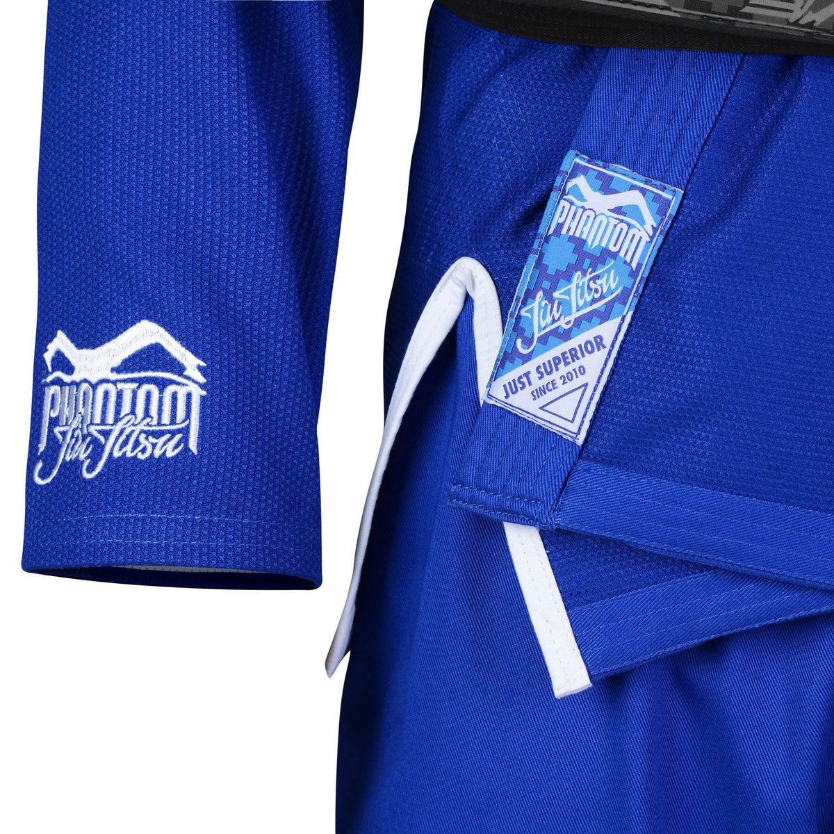 Der Tactic 2.0 Gi in Blau von Phantom Athletics überzeugt durch seine robuste Verarbeitung und perfekte Passform. Ideal für Brazilian Jiu Jitsu Techniken im Boden- und Standkampf.