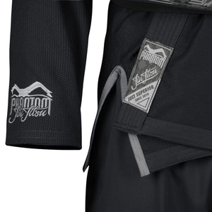 Schwarzer Phantom Athletics BJJ Anzug mit optimaler Passform und langlebigem Stoff – entwickelt für den Einsatz im harten Alltag auf der Matte. Unterstützt Beweglichkeit und Kontrolle im Kampf.