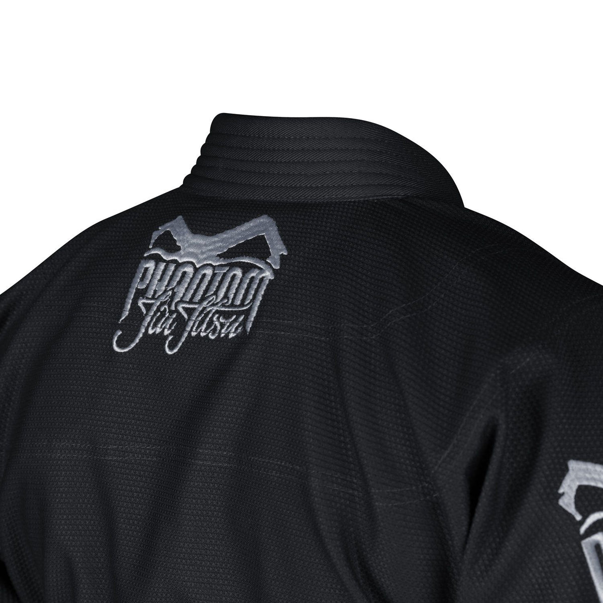 Der Tactic 2.0 BJJ Gi in elegantem Schwarz vereint traditionelles Design mit moderner Funktionalität. Perfekt für Brazilian Jiu Jitsu Sportler auf jedem Niveau.