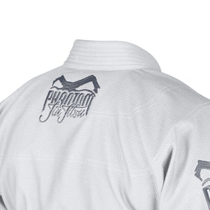 Hochwertiger BJJ Anzug in Weiß aus der Tactic 2.0 Serie – leichtes, robustes Material für maximale Performance im Brazilian Jiu Jitsu. Klassisches Design trifft auf moderne Funktionalität.