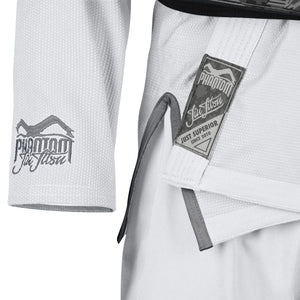 Weißer BJJ Gi von Phantom Athletics für ambitionierte Kampfsportler – mit verstärkten Nähten für langlebigen Einsatz und idealer Schnittführung für dynamische Techniken im Boden- und Standkampf.