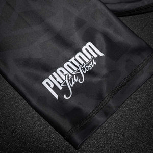 Der Phantom Athletics Rashguard „Groundgame“ kombiniert modernes Design mit funktionaler Kompression – perfekt für intensive Einheiten im MMA, BJJ oder Grappling. Entwickelt für maximale Leistung und Langlebigkeit im Kampfsport.