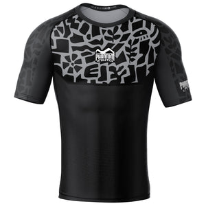 Hochwertiges Rashguard von Phantom Athletics im Groundgame-Design, ideal für MMA, Grappling und BJJ. Eng anliegendes, atmungsaktives Material bietet optimalen Schutz und Bewegungsfreiheit.