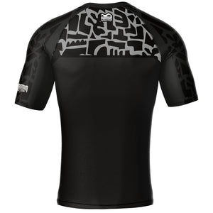 Leistungsstarkes Phantom Athletics Rashguard mit robustem Design und ergonomischer Passform. Perfekt für intensive Trainingseinheiten und Wettkämpfe im Kampfsport.