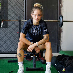 Der Phantom Rashguard „Groundgame“ überzeugt mit kompressionsförderndem Sitz und stylischem Design – ideal für BJJ, Grappling und MMA. Das Funktionsmaterial schützt vor Hautabschürfungen und sorgt für eine optimale Temperaturregulierung beim Training.