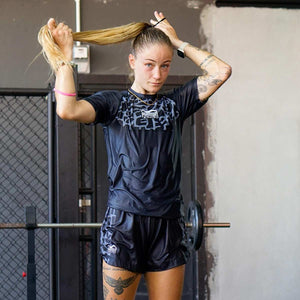 Perfekt für Bodenkampf-Sessions: Der Rashguard „Groundgame“ vereint langlebige Qualität mit hoher Elastizität und einem sportlichen Look, speziell entwickelt für Kampfsportler mit Anspruch.