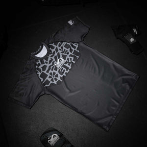 Der Phantom Athletics Rashguard „Groundgame“ überzeugt mit kompressionsförderndem Sitz und stylischem Design – ideal für BJJ, Grappling und MMA. Das Funktionsmaterial schützt vor Hautabschürfungen und sorgt für eine optimale Temperaturregulierung beim Training.