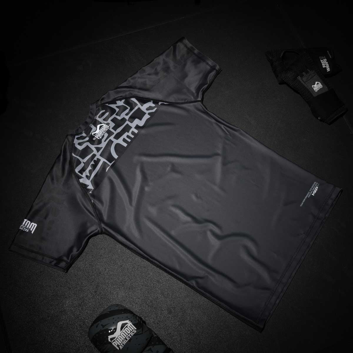 Perfekt für Bodenkampf-Sessions: Der Phantom Athletics Rashguard „Groundgame“ vereint langlebige Qualität mit hoher Elastizität und einem sportlichen Look, speziell entwickelt für Kampfsportler mit Anspruch.