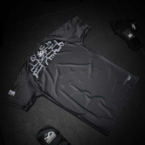 Perfekt für Bodenkampf-Sessions: Der Phantom Athletics Rashguard „Groundgame“ vereint langlebige Qualität mit hoher Elastizität und einem sportlichen Look, speziell entwickelt für Kampfsportler mit Anspruch.
