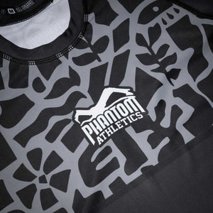 Technischer Rashguard von Phantom Athletics für anspruchsvolles Grappling und No-Gi Training – bietet dir maximale Bewegungsfreiheit und Schutz bei intensiven Roll-Sessions. Ideal für ambitionierte BJJ- und MMA-Athleten.