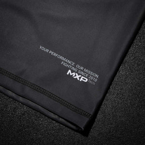 Das leistungsstarke Kompressionsshirt „Groundgame“ von Phantom Athletics passt sich deinem Körper an und unterstützt deine Muskulatur – für mehr Ausdauer und Stabilität im Kampf.