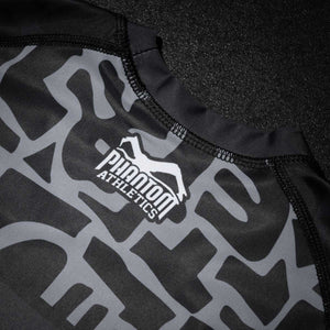 Mit seinem dynamischen Design und dem reißfesten Material ist der Phantom Athletics Rashguard ein Muss für jeden Kampfsportler, der Wert auf Performance und Style legt.