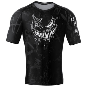 Der Phantom Athletics Rashguard Evo Two Serious Black ist die ideale Wahl für intensives No-Gi Grappling, MMA oder funktionelles Kampfsporttraining. Das eng anliegende, schweißableitende Material schützt deine Haut und unterstützt die Muskulatur bei maximaler Belastung.