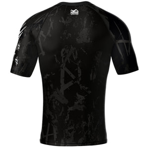 Mit seinem schlichten, kraftvollen Design in Schwarz steht dieser Rashguard für Fokus und Disziplin. Er sitzt wie eine zweite Haut und überzeugt durch langlebige Qualität und kompromisslose Performance.