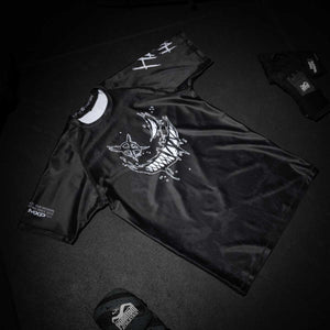 Das Phantom Athletics Rashguard EVO Two in Serious Black ist der ideale Begleiter für intensives Kampfsporttraining. Die eng anliegende Passform unterstützt deine Muskulatur durch gezielte Kompression und schützt die Haut beim MMA, BJJ oder Grappling vor Reibung und Mattenbrand.
