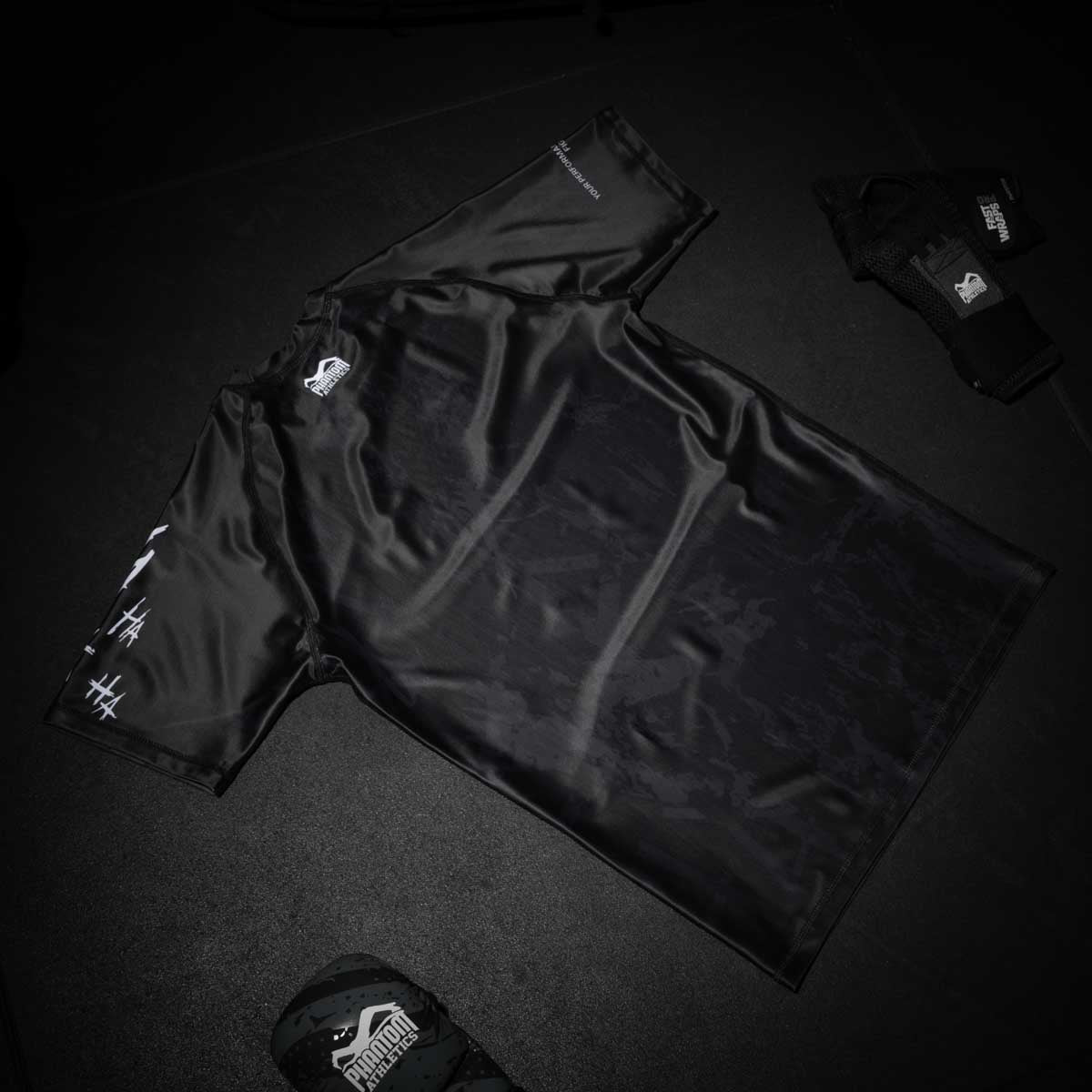 Mit dem Rashguard EVO Two Serious Black bringt Phantom Athletics ein leistungsstarkes Kompressionsshirt für ambitionierte Kämpfer auf die Matte. Der athletische Schnitt sorgt für perfekten Sitz, während das elastische Funktionsmaterial Bewegungsfreiheit und Atmungsaktivität bei jeder Trainingseinheit garantiert.