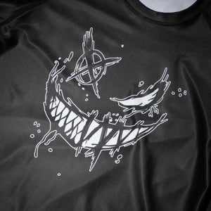 Dieses Rashguard von Phantom Athletics in schlichtem Schwarz steht für maximale Funktionalität und professionelles Auftreten. Es schützt vor Hautirritationen im Bodenkampf und sorgt durch die enganliegende Passform für Stabilität, Muskelunterstützung und eine verbesserte Regeneration im Kampfsport.