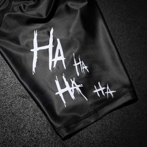 Ob im MMA, Brazilian Jiu-Jitsu oder No-Gi Grappling – das Rashguard EVO Two Serious Black von Phantom Athletics bietet dir die perfekte Kombination aus Schutz, Komfort und Style. Das hochqualitative Material sitzt wie eine zweite Haut und bleibt auch bei langen Einheiten formstabil und angenehm.