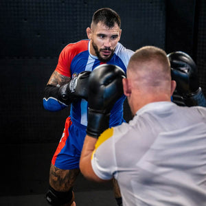 Phantom Athletics Fusion-R Team Serbia Fightshorts – kombiniert Funktionalität mit nationaler Identität für ambitionierte Kampfsportler.