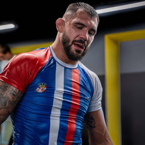 Phantom Athletics Team Serbia Rashguard – stylisches Design mit serbischer Flagge für intensives Training.