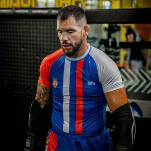 Phantom Athletics Rashguard Team Serbia – funktionales Kompressionsshirt für Jiu-Jitsu und MMA.