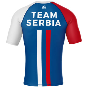 Mit dem Team Serbia Rashguard von Phantom Athletics zeigst du deine Zugehörigkeit zu einer starken Kampfsportgemeinschaft. Der hochwertige Kompressionsstoff bietet optimale Performance bei jedem Training. Atmungsaktiv und schnelltrocknend für maximalen Komfort.