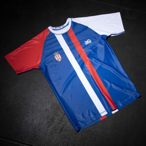 Das limitierte Team Serbia Rashguard von Phantom Athletics ist die perfekte Wahl für ambitionierte Kämpfer. Ob beim Sparring oder Wettkampf – der elastische Stoff garantiert Bewegungsfreiheit und Halt. Flachnähte minimieren Hautirritationen.