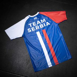 Zeige Stolz und Stärke mit dem Team Serbia Rashguard von Phantom Athletics. Dieses hochwertige Kompressionsshirt unterstützt deine Muskulatur und sorgt für ein trockenes Tragegefühl. Perfekt für intensives MMA-, BJJ- und Grappling-Training.