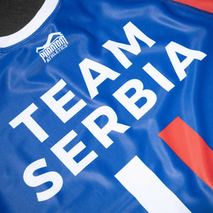 Das Team Serbia Rashguard von Phantom Athletics ist die ideale Wahl für ambitionierte Kämpfer. Der elastische Stoff garantiert Bewegungsfreiheit und Halt. Flachnähte minimieren Hautirritationen und sorgen für maximalen Komfort.