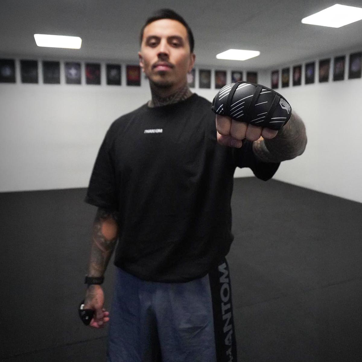 Hochwertige Phantom Athletics Fastwraps Pads Boxbandagen für schnelles, sicheres Wickeln bei Box‑, MMA‑ oder Kickbox‑Trainingseinheiten im Gym, die Hände und Handgelenke zuverlässig stabilisieren. Das strapazierfähige Material sorgt für langanhaltenden Schutz bei Sparring und Technikworkouts. Ideal für ambitionierte Kampfsportler, die Performance und Komfort kombinieren.