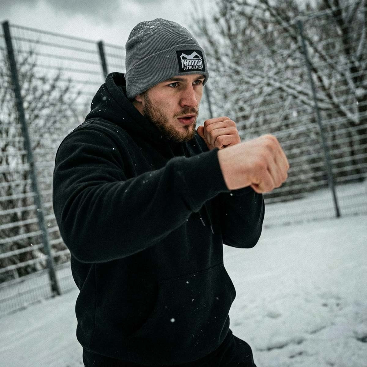 Warme Phantom Athletics Beanie Team Grau aus doppellagigem Rippstrick mit Logo‑Patch, ideal für Outdoor‑Training, MMA‑Workouts und Fitness‑Sessions bei kühlen Temperaturen.