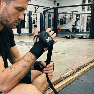 Performance‑Boxbandagen FASTWRAPS von Phantom Athletics, perfekt für Kickboxen, MMA und Box‑Trainingseinheiten. Die hochwertigen Bandagen stabilisieren die Gelenke und verbessern Sicherheit und Kontrolle bei jedem Schlag.