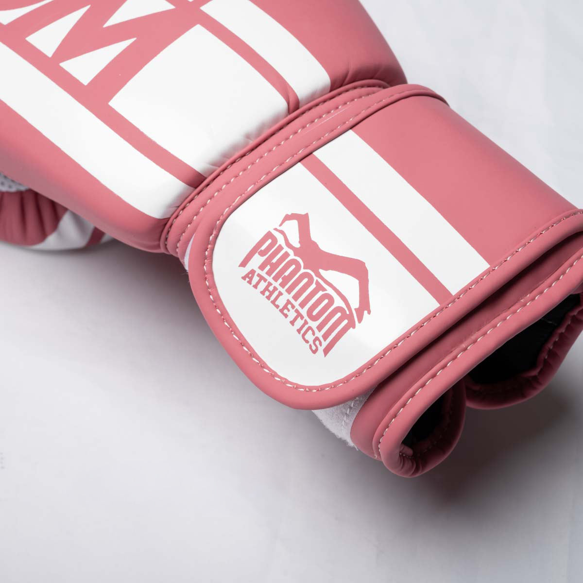 Die Phantom Athletics APEX Bubblegum Boxhandschuhe wurden für intensive Belastungen beim Kampfsport entwickelt. High-Tech-Schaumstoffpolsterung und stabile Handgelenkunterstützung sorgen für Schutz und Kontrolle beim Boxtraining, Sparring und Pratzentraining.