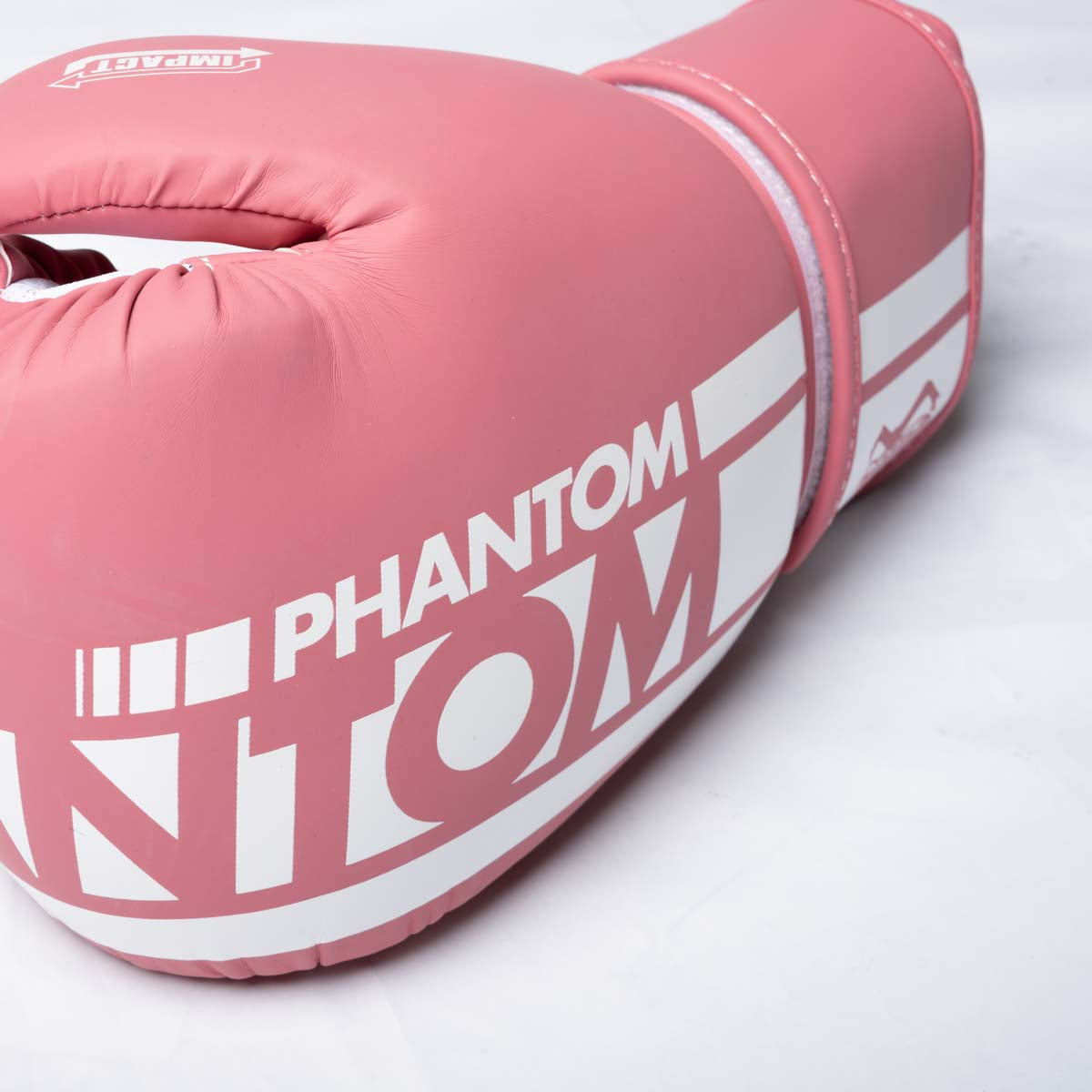 Die pinken Phantom Athletics Boxhandschuhe APEX Bubblegum verbinden zuverlässigen Schutz mit einem modernen, auffälligen Design. Sie eignen sich hervorragend für Fighter beim Boxen, Kickboxen, Muay Thai, MMA sowie beim Training am Sandsack und an den Pratzen.