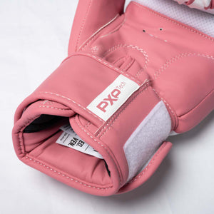 Die Phantom Athletics APEX Boxhandschuhe Bubblegum verfügen über zusätzliche Polsterung an der Handinnenseite zum Blocken von Schlägen und Kicks. Damit sind sie eine vielseitige Kampfsportausrüstung für Muay Thai, Kickboxen, Boxen und MMA.
