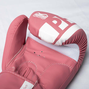 Die Phantom Athletics Boxhandschuhe APEX in Bubblegum bieten durch ihre kompakte Konstruktion eine ergonomische und kontrollierte Passform beim Training. Die starke Polsterung unterstützt Fighter bei Techniktraining, Sparring, Sandsack- und Pratzeneinheiten.