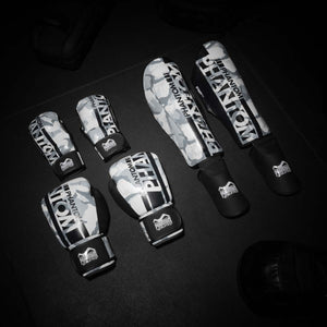 Die Apex Whiteout Boxhandschuhe von Phantom Athletics bieten dir optimalen Schutz und ein sicheres Schlaggefühl beim Boxen, Muay Thai und Kickboxen. Ideal für intensives Training und Sparring.