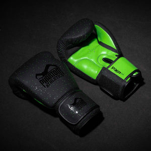 Die Galaxy Boxhandschuhe von Phantom Athletics bieten eine hochwertige Schaumstoffpolsterung, die speziell für den Schutz im Sparring und im Wettkampf entwickelt wurde. Diese Boxhandschuhe eignen sich ideal für intensives Training in Boxen, Muay Thai und Kickboxen, da sie maximalen Schutz vor Stößen gewährleisten.