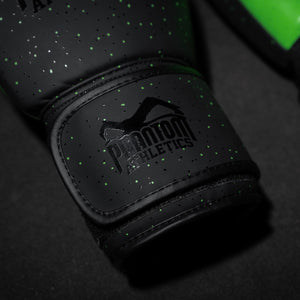 Mit ergonomischem Design und stabilisierender Handgelenkpolsterung sind die Galaxy Boxhandschuhe von Phantom Athletics perfekt für professionelles Boxen und MMA. Diese Handschuhe bieten eine hervorragende Passform und gewährleisten sicheren Halt bei harten Schlagkombinationen.
