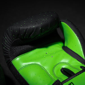 Die Phantom Athletics Galaxy Boxhandschuhe verfügen über atmungsaktive Einsätze, die während langer Trainingseinheiten für eine optimale Belüftung sorgen. Diese Funktion ist ideal für Kampfsportler, die beim Boxtraining Wert auf Komfort und Frische legen.